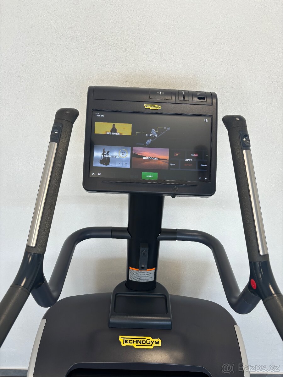 Technogym 1000LCD stepmill LIVE - 8