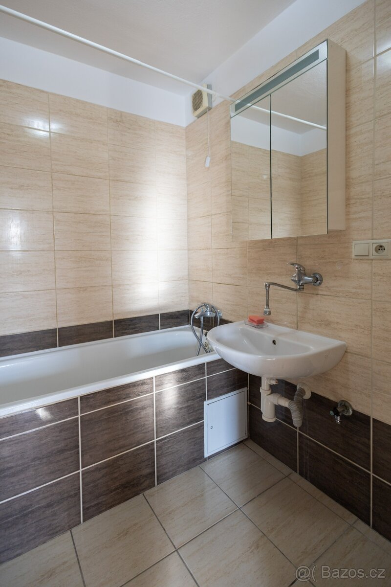 Pronájem bytu 4+1 72 m² Aubrechotvé, Praha - 8