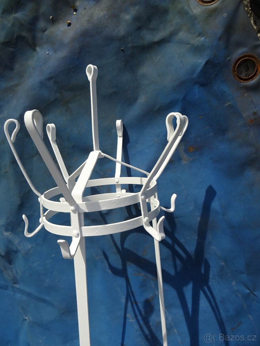 Věšák na kabáty , čepice a deštniky . - 8