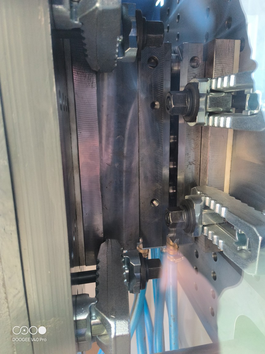 Vstřikovací li JSW, J100ADS-180U - 8