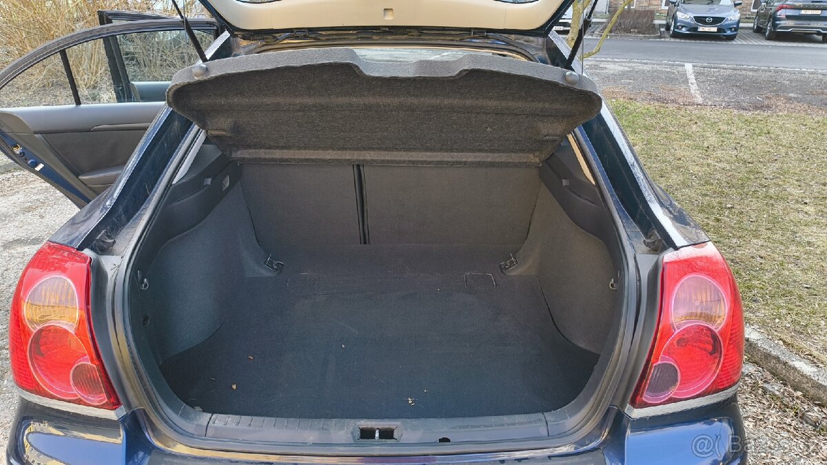 Toyota Avensis Hatchback - 8