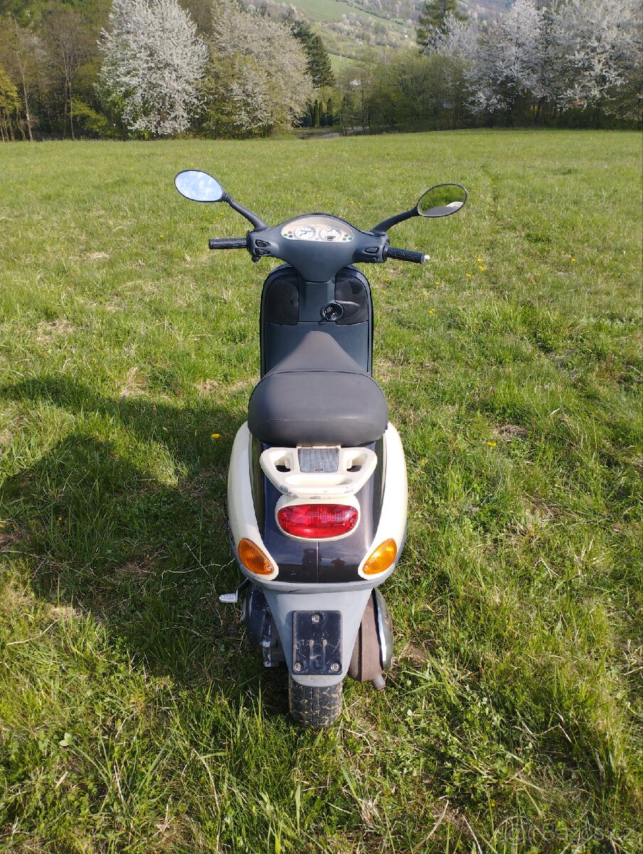 Skútr Piaggio Vespa ET2 - 8