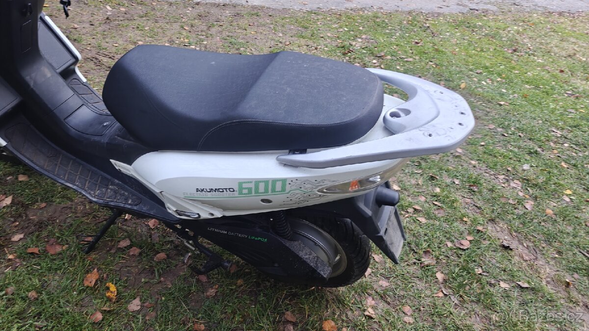 Akumoto 600 elektrický skútr bez baterie - 8