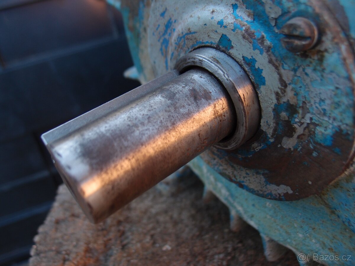 Prodám elektromotor MEZ 5,5kw 960 ot. 380V - 8