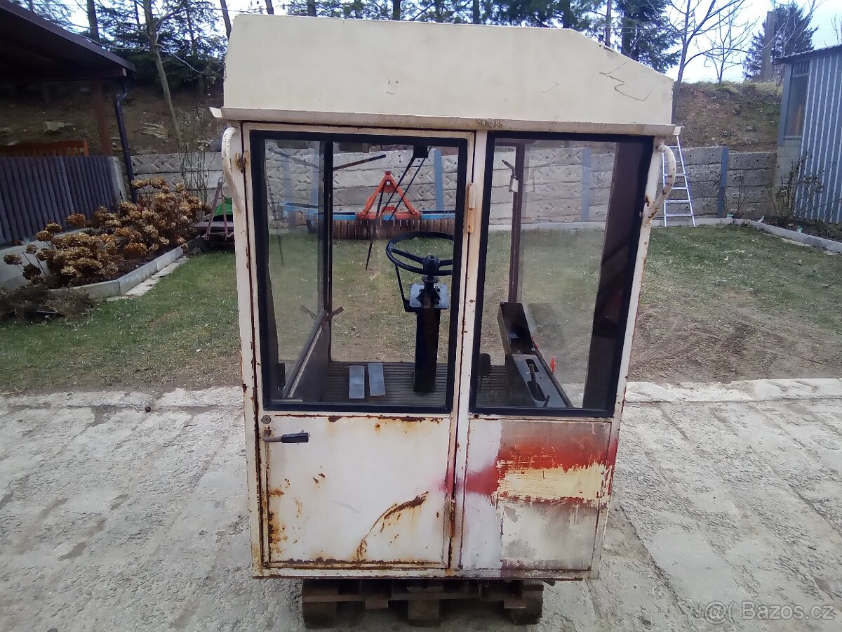 Kabina ze řezačky Toro - 8