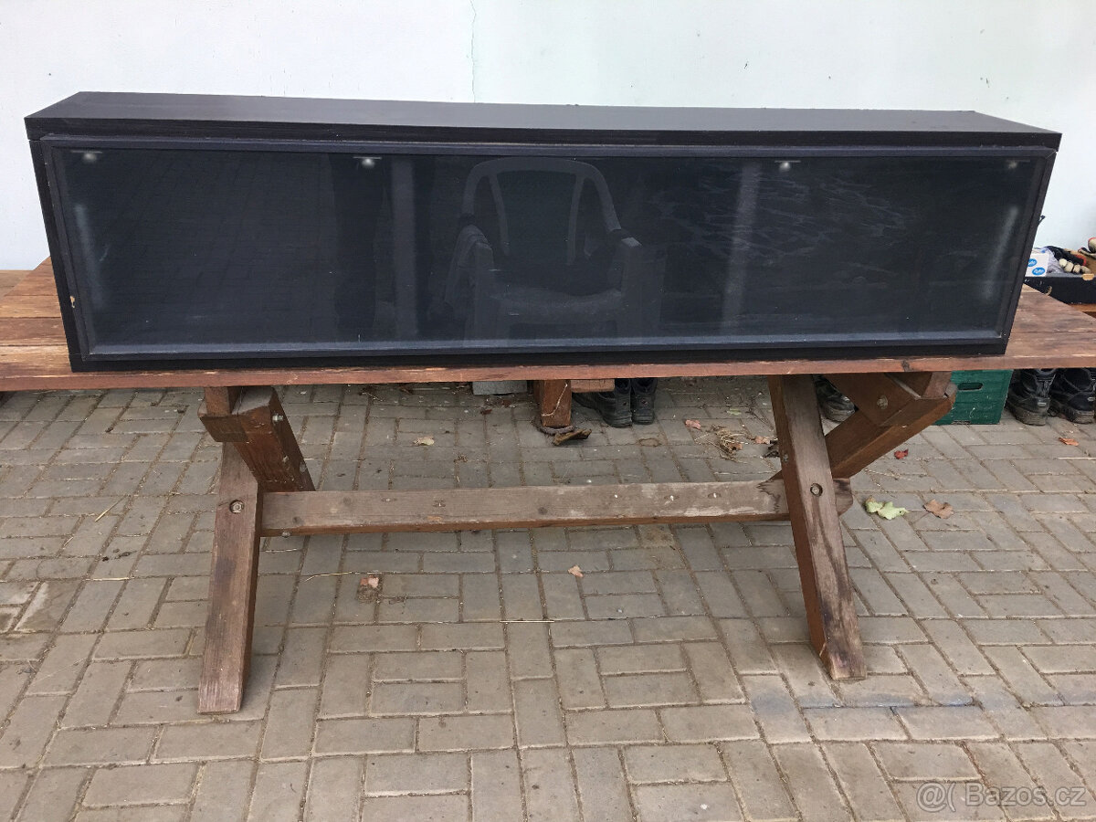 Závěsná prosklená police s výklopnými dvířky - 8