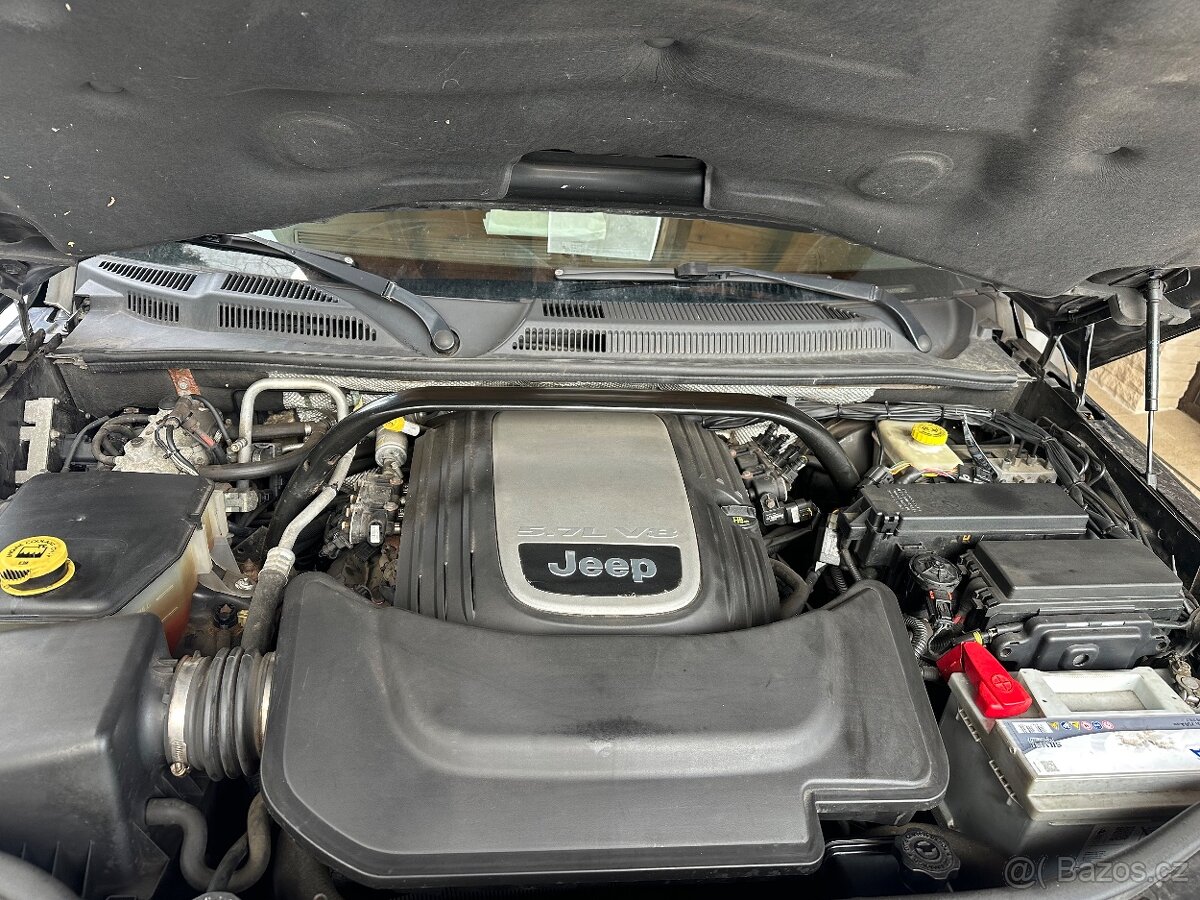 Jeep Commander 5.7 - 8