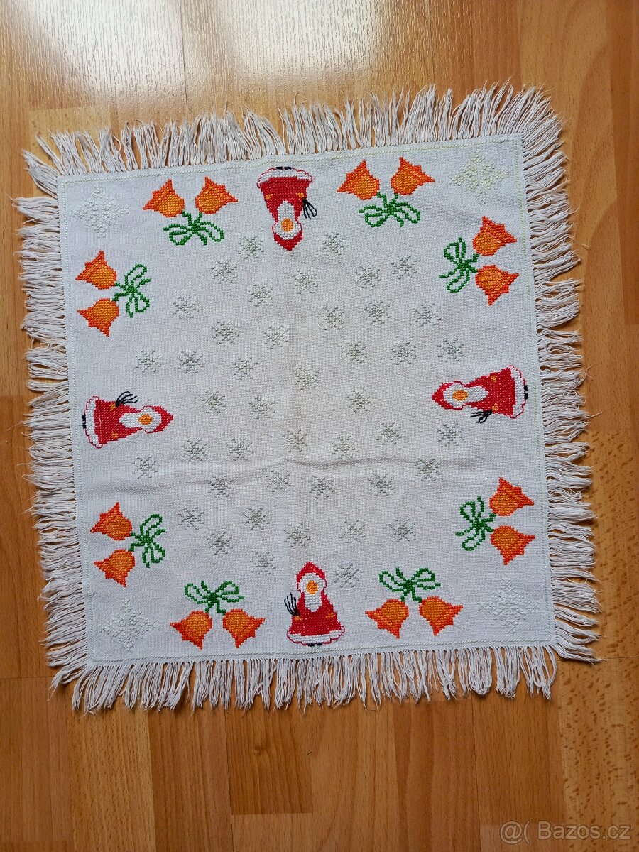 VÁNOČNÍ UBRUS RUČNÉ VYŠÍVANÝ 46 x 43 CM. - 8