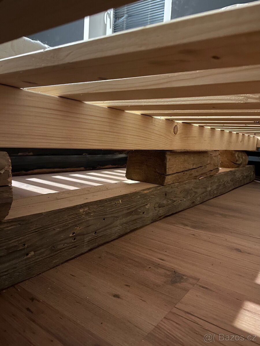 Masivní postel ze střešních trámů - 8