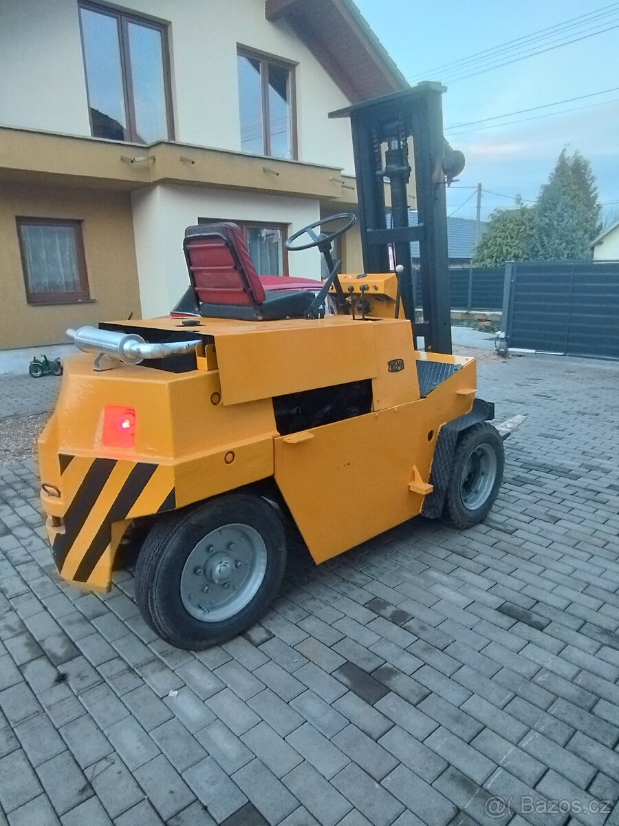 Prodám Vzv destu nosnost 2.5t - 8