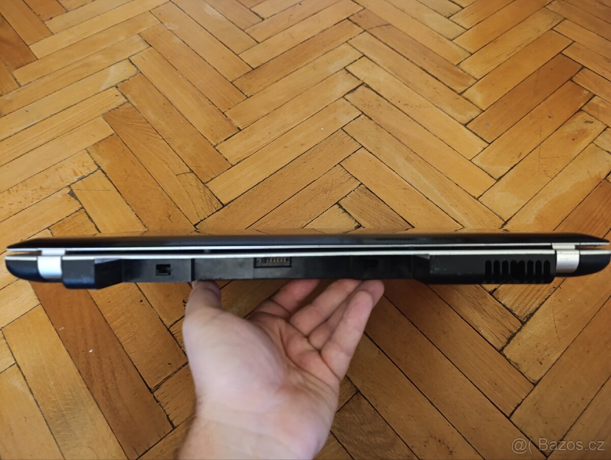 Samsung Q530 – 15,6" displej v • Intel Core i3 m370 - 8