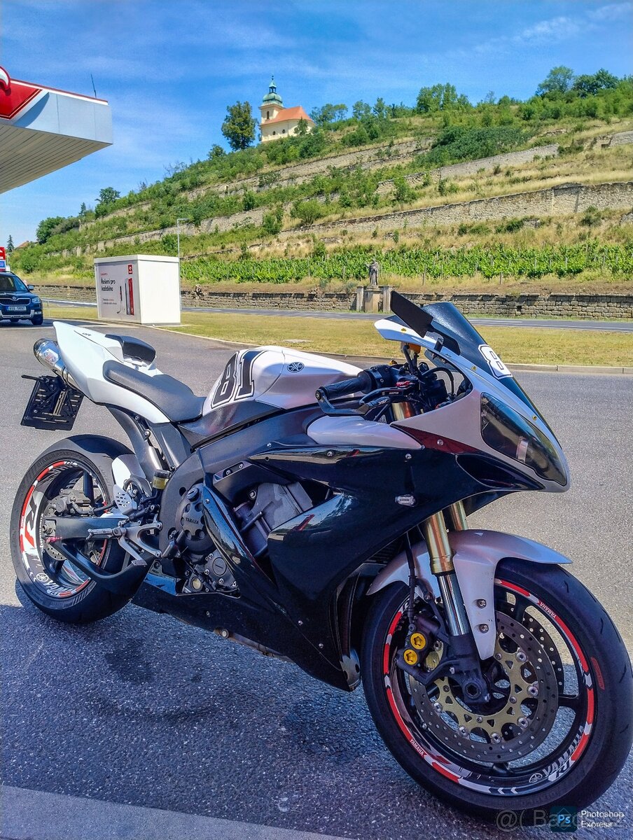 Yamaha R1 - 8