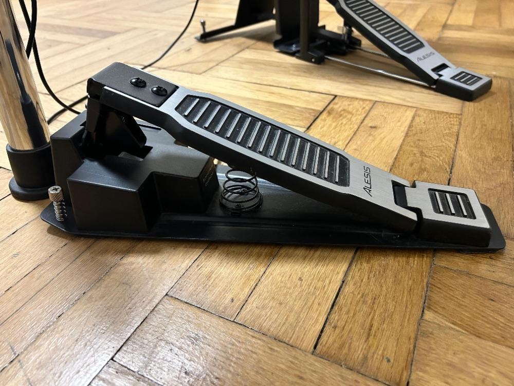 Prodám elektronickou bicí soupravu Alesis Command Mesh Kit - 8