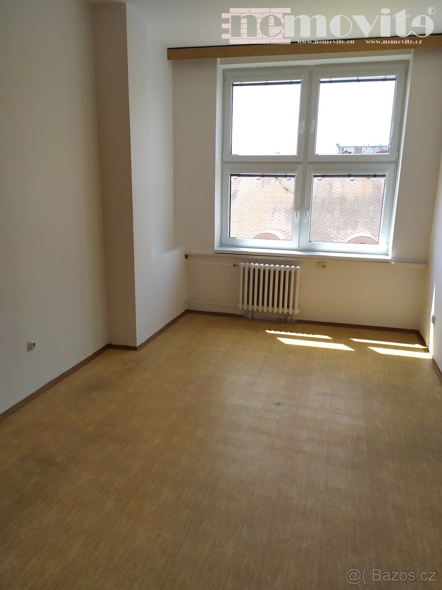 Pronájem kancelářských prostor v administrativní budově - H - 8