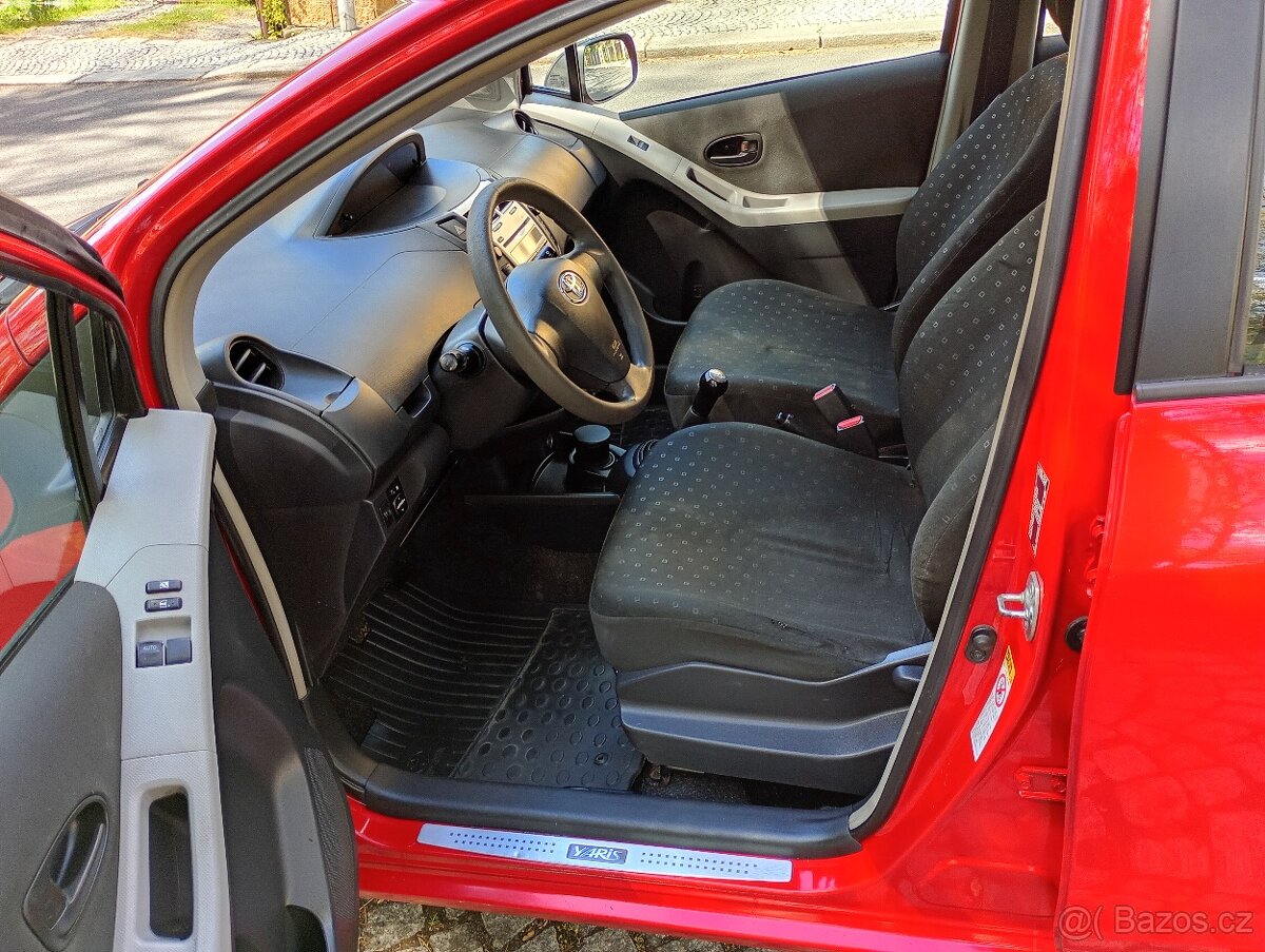 Toyota Yaris 1.3i - 8