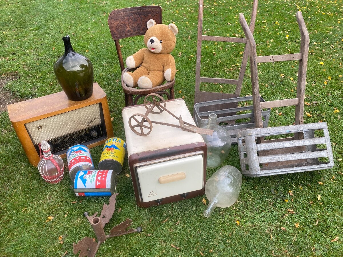 staré rádio stará plechovka starý medvídek židle rudl - 8