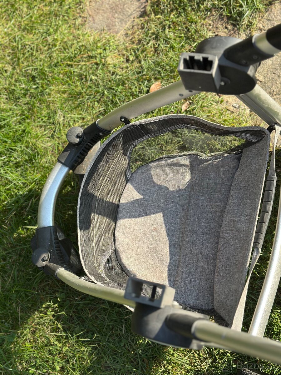 Šedý kočárek - 8