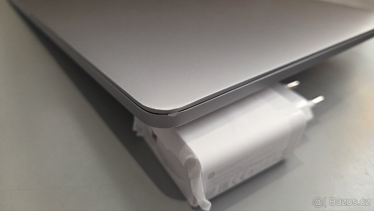 Apple MacBook Pro A1708
- 8