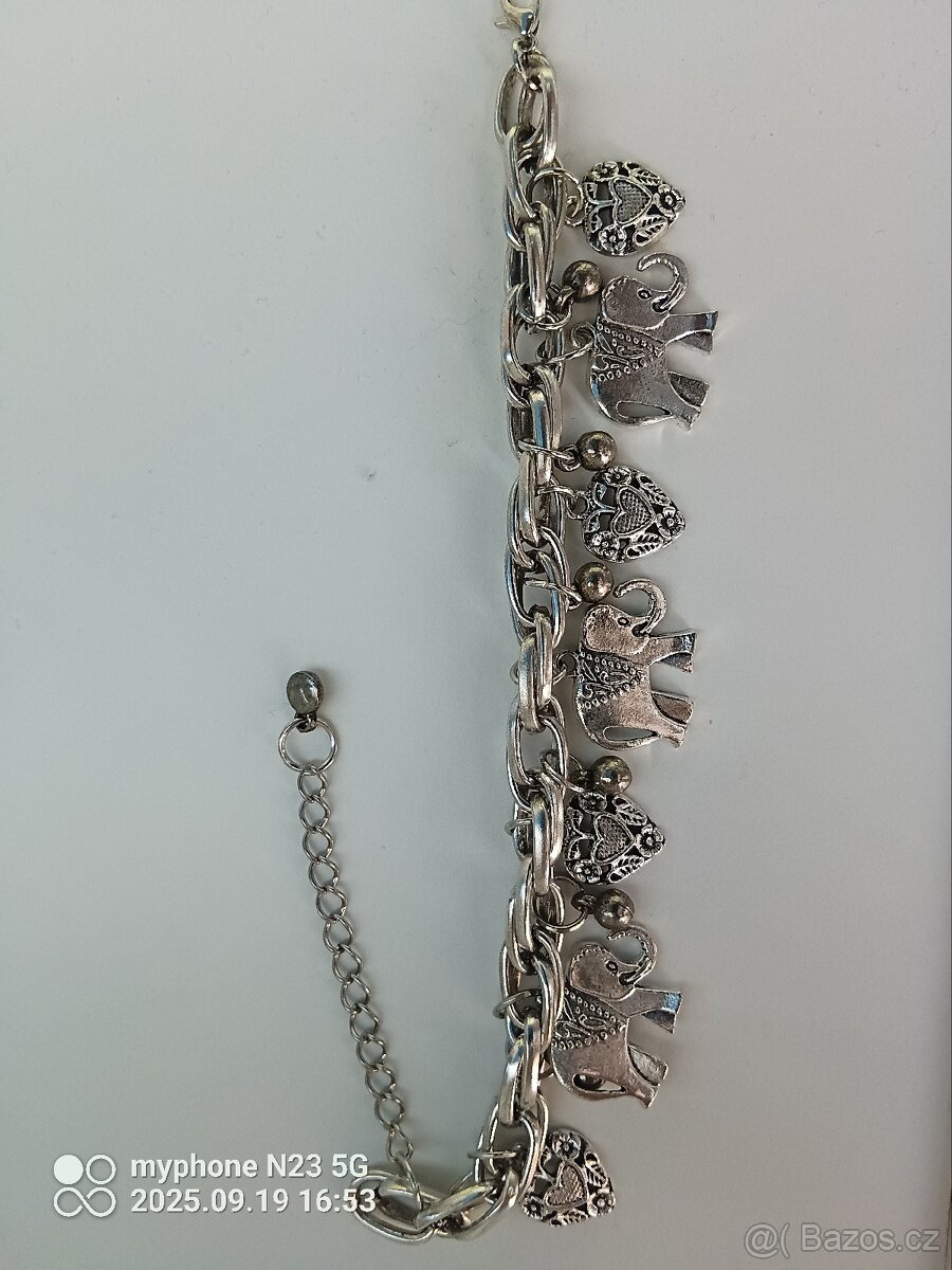 Náramek s přívěsky silný - 8