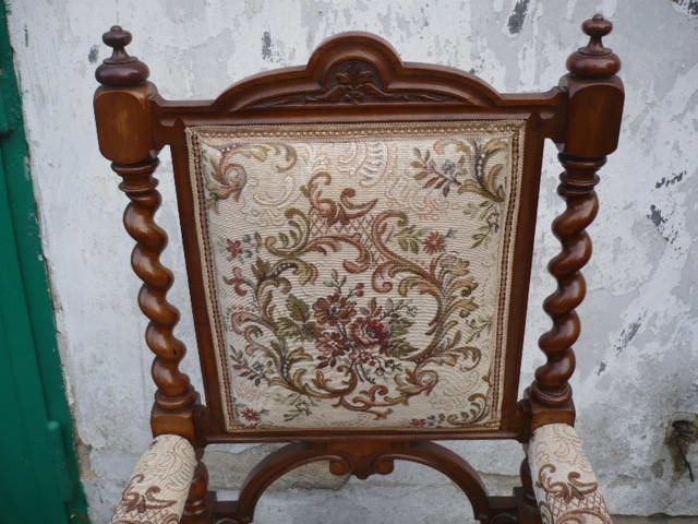 Honosné vyřezávané křeslo 100 let staré - 8