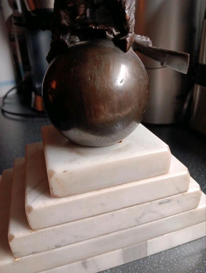 Bronzový orel na mramorovém podstavci – historická dekorace - 8