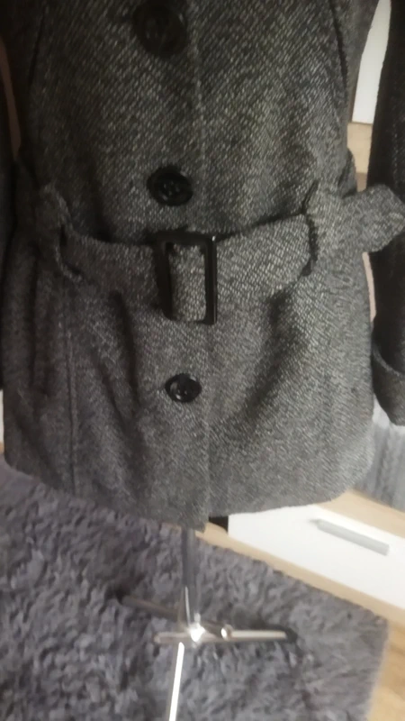 Prodám krásný šedo černý kabát s páskem - 8