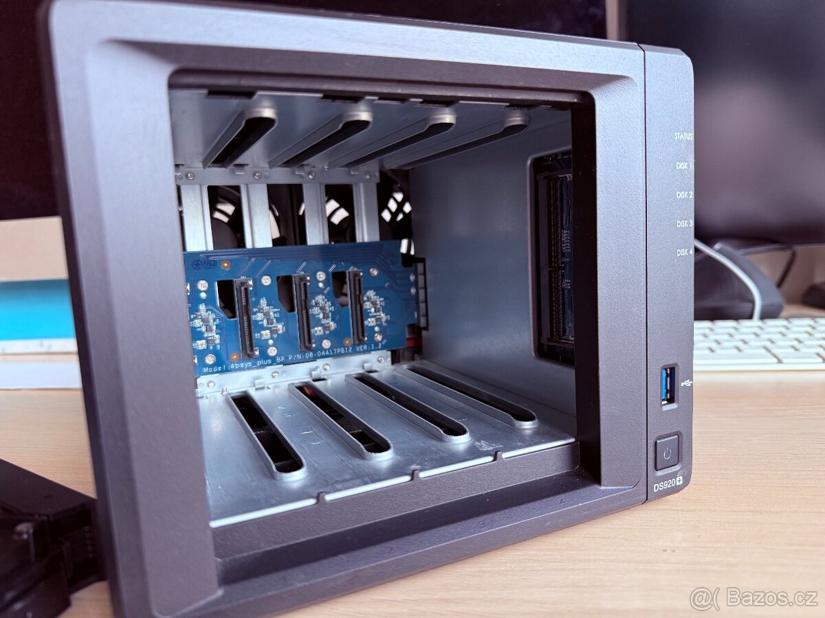 NAS Synology DS920+ s disky a SSD cache - kompletní set - 8