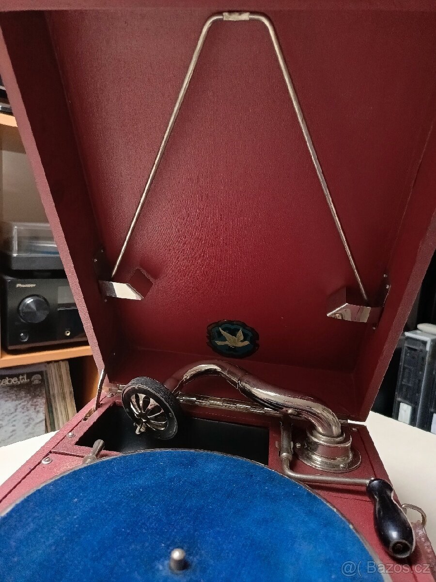 KUFŘÍKOVÝ GRAMOFON NA KLIKU - 8