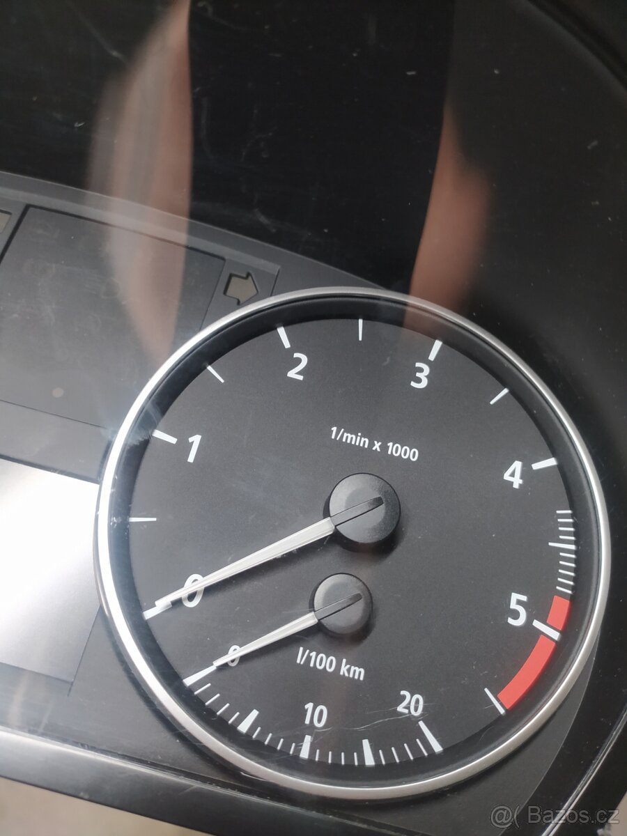 BMW E90/E91 budíky v pěkném stavu 2.0 diesel - 8