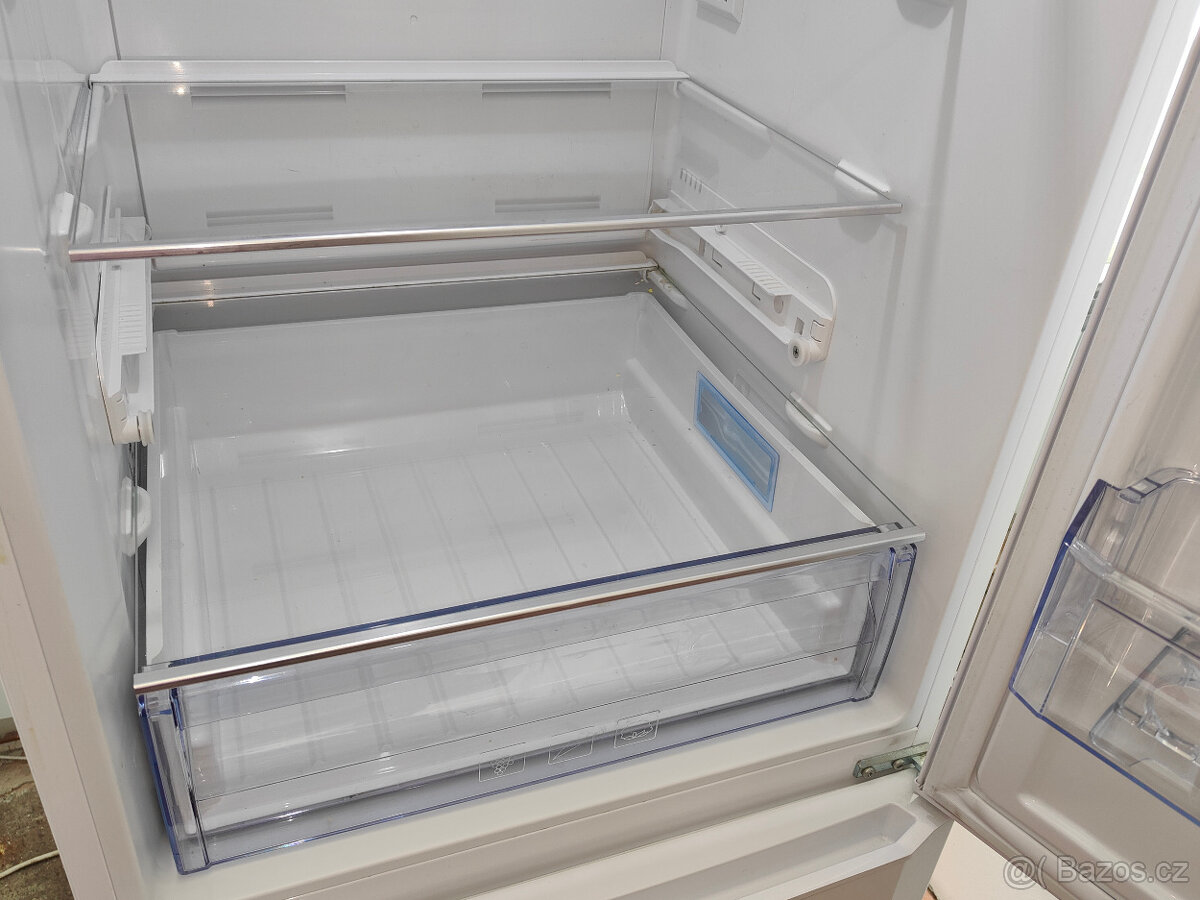 Lednice s mrazákem BEKO CN237231 K60365NE Na díly - 8