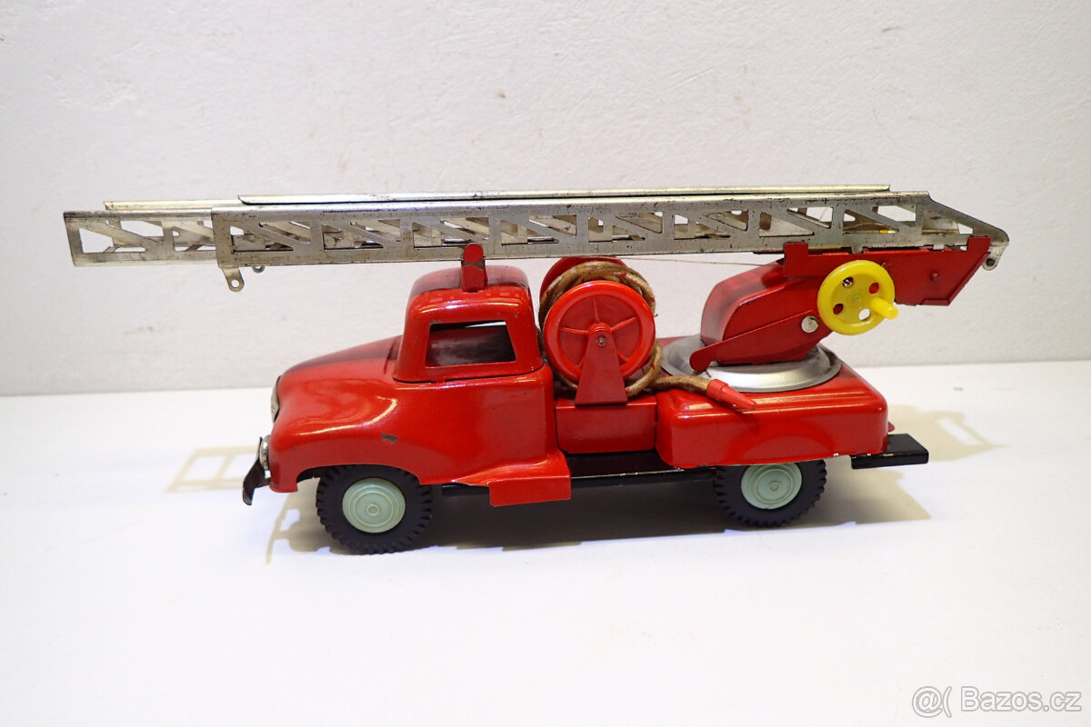 Hasičské Auto na setrvačník- staré Hračky - 8