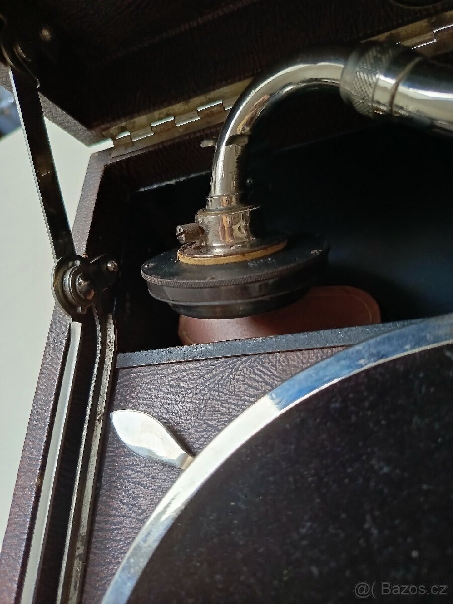 KUFŘÍKOVÝ GRAMOFON NA KLIKU - 8