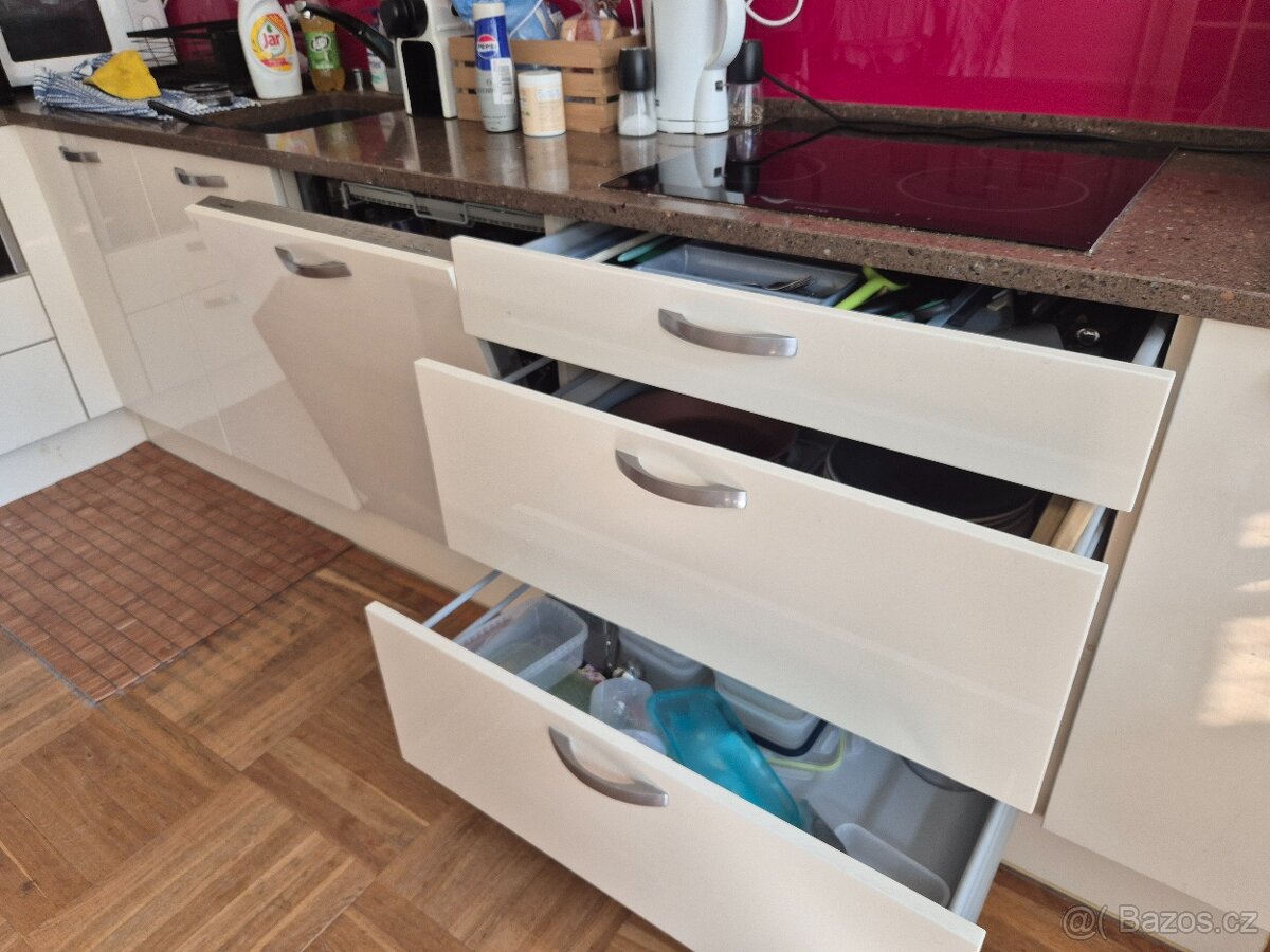 Kuchyně včetně spotřebičů a desky Technistone - 8