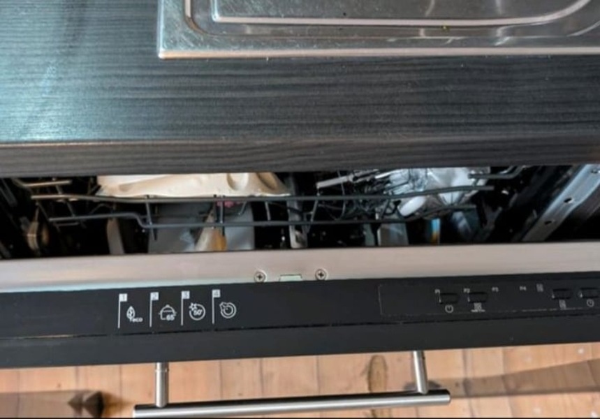 Moderní černá lesklá linka se spotřebiči,5804 - 8