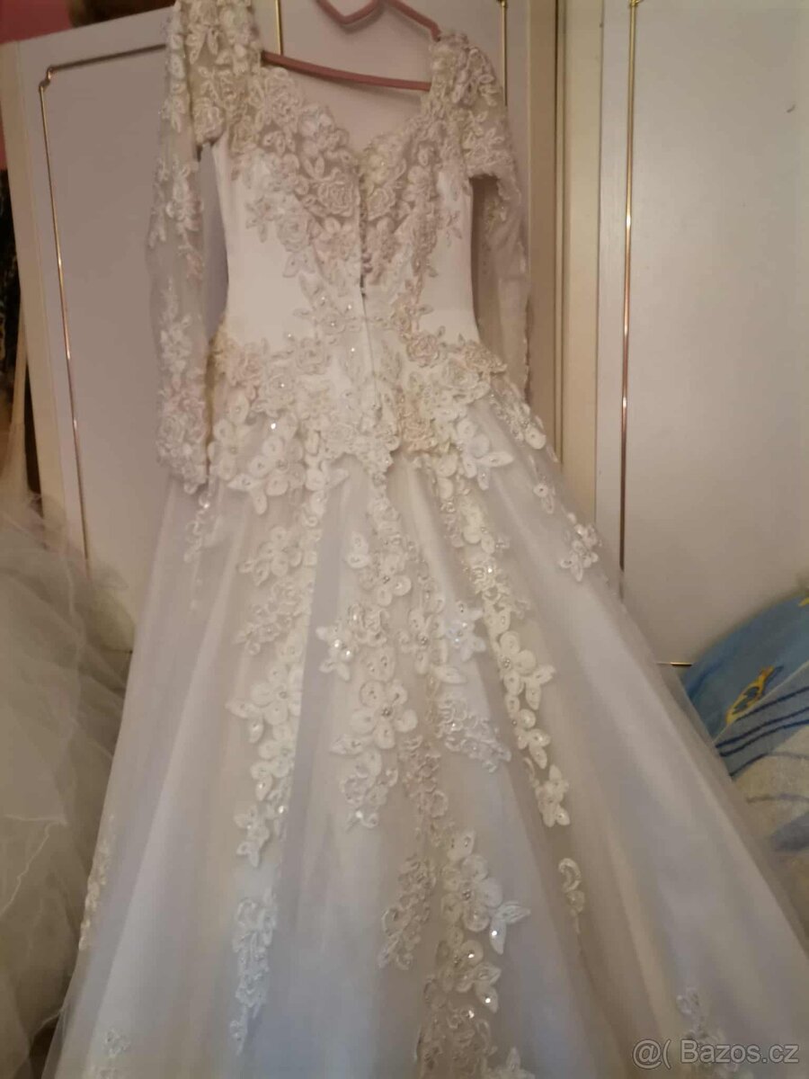 svatebni šaty s vlečkou - 8