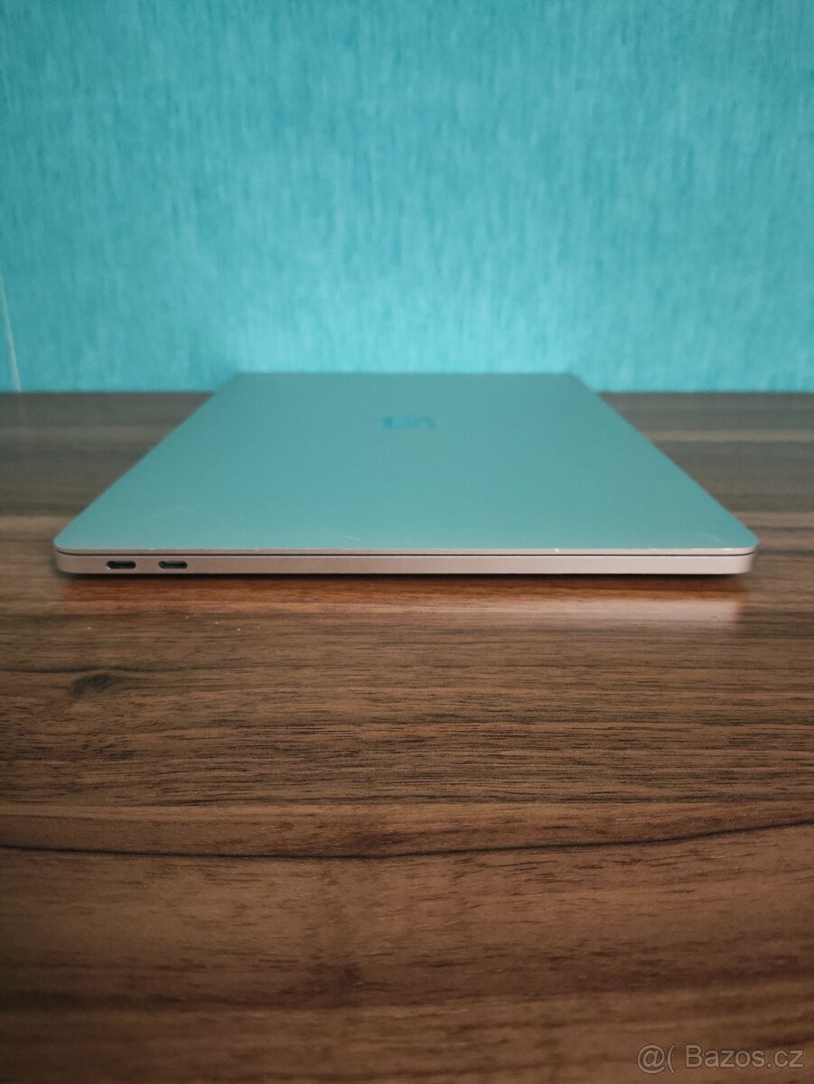 MacBook Pro 2017 | i5 • 16GB • 256GB SSD - 8