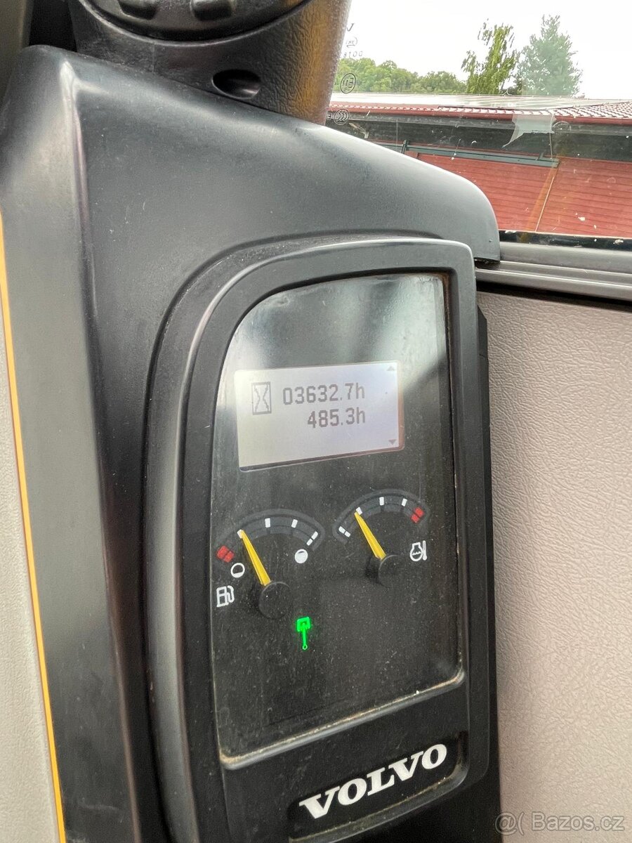 Pásový bagr Volvo ECR88D - 8