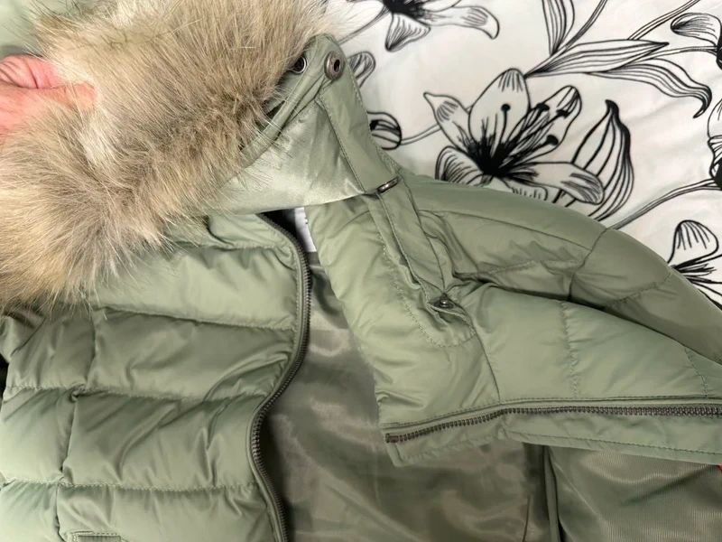 Tommy Jeans dámská péřová bunda s kožešinou Zelená XXS - 8