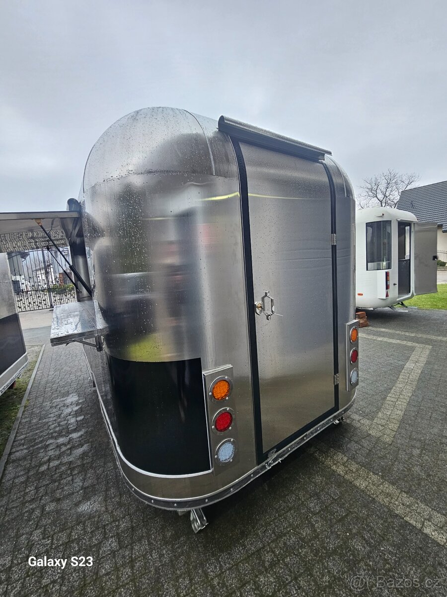 Food truck gastro přívěs v stylu Airstream - 8