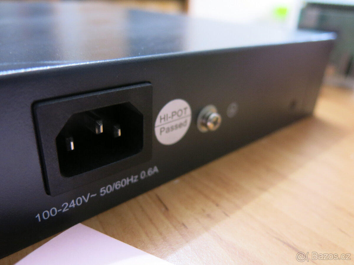 prodám plně řiditelný switch TP-Link SL3452 gui/CLI 52 portů - 8