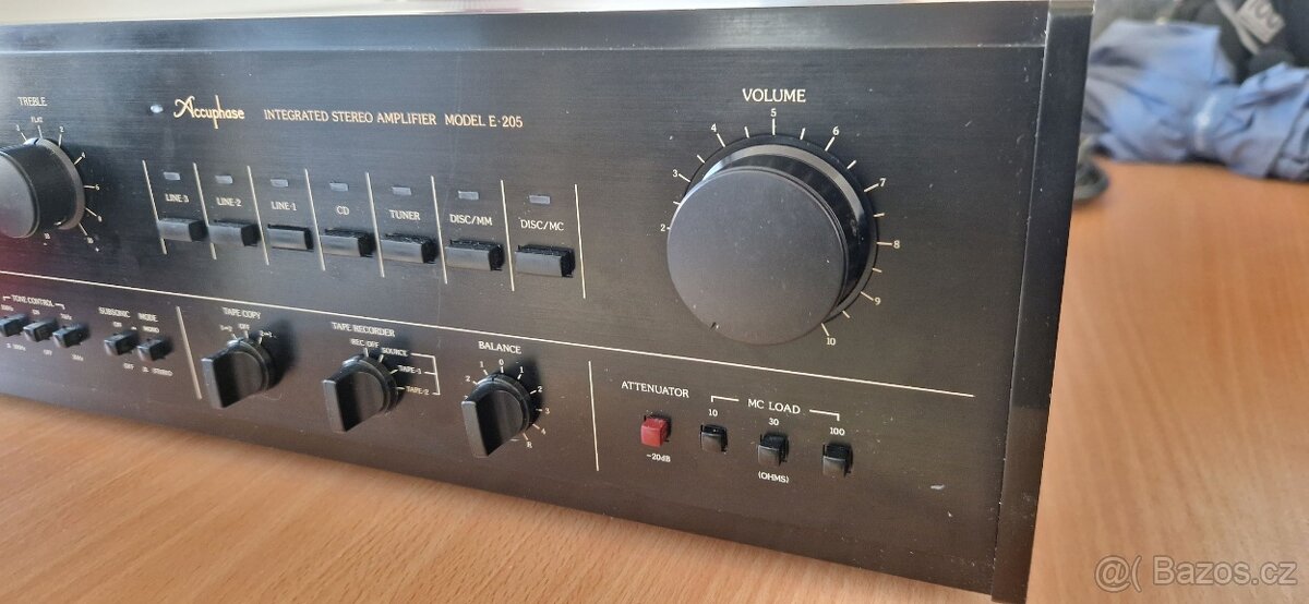 Accuphase e-205 integrovaný zesilovač - 8