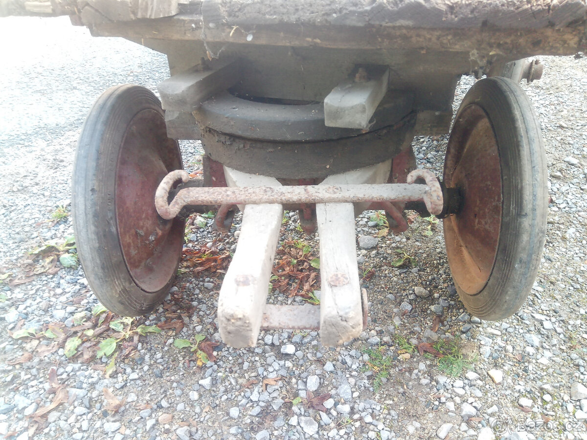 Starý dřevěný malý vozík - kárka. - 8