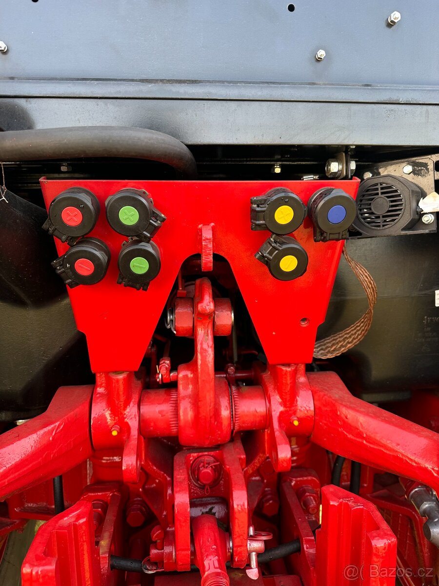 Traktor Belarus 820 s čelním nakladačem - 8