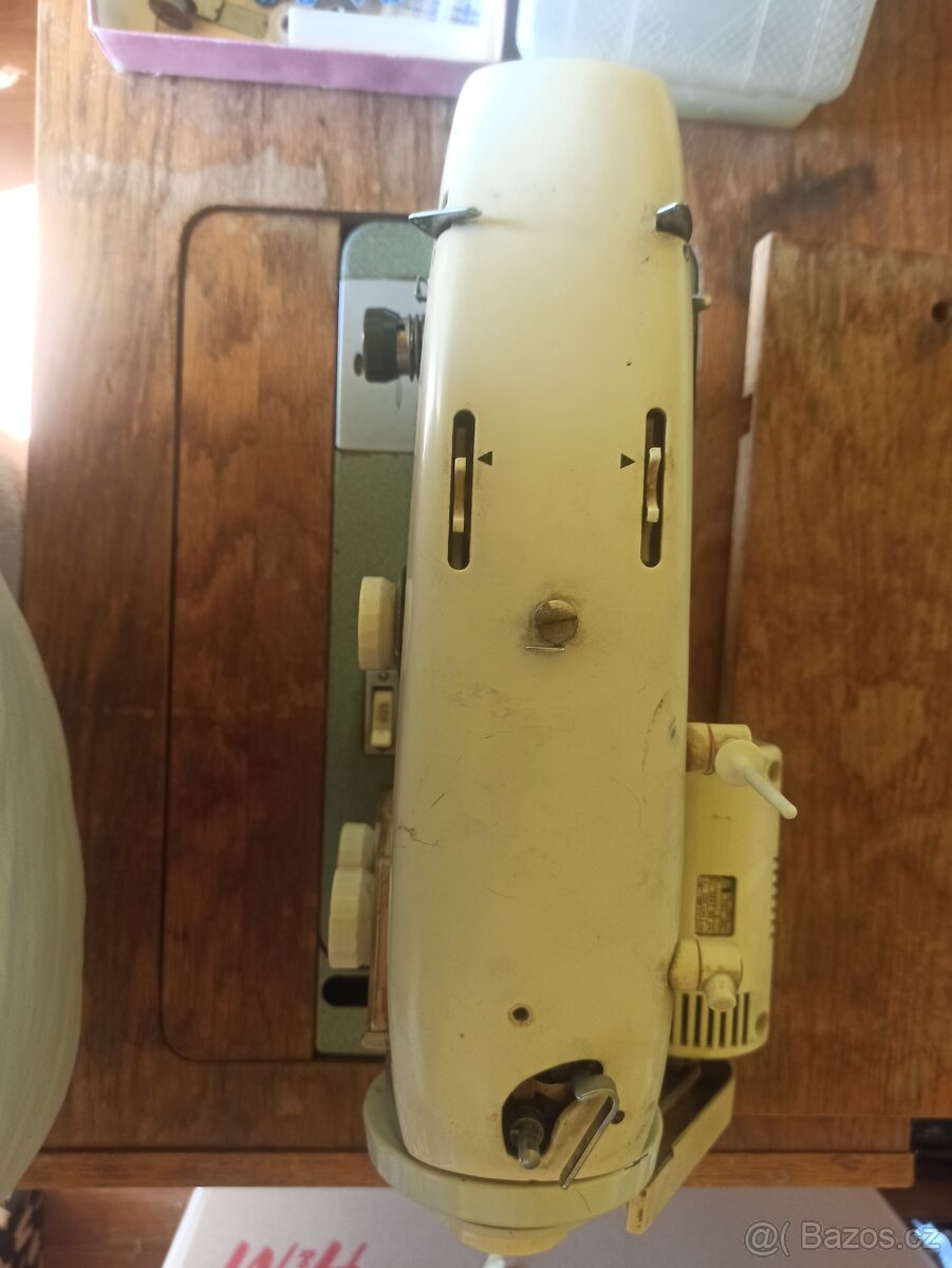 Stůl s šicím strojem - 8