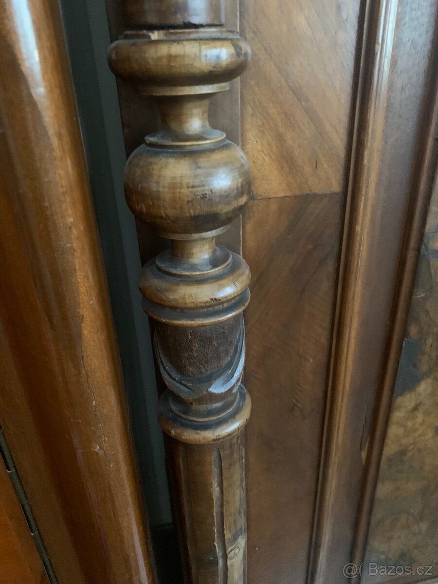 Vyřezávaná historická dřevěná skříň - 8