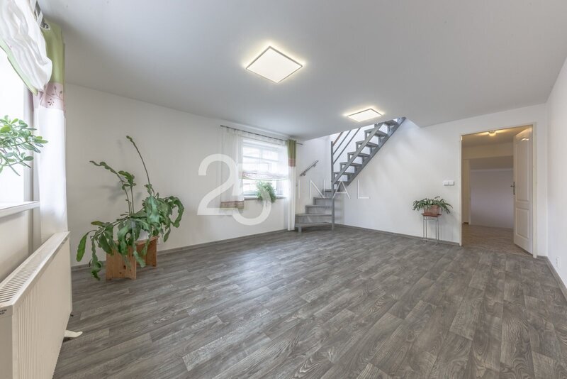 Prodej bytu 3+1+loft - 1/3 rodinného domu se zahradou ve Zví - 8