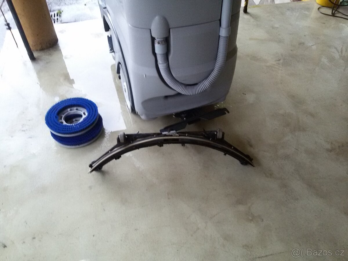 Podlahový mycí stroj Nilfisk BR 601 se sedící obsluhou - 8