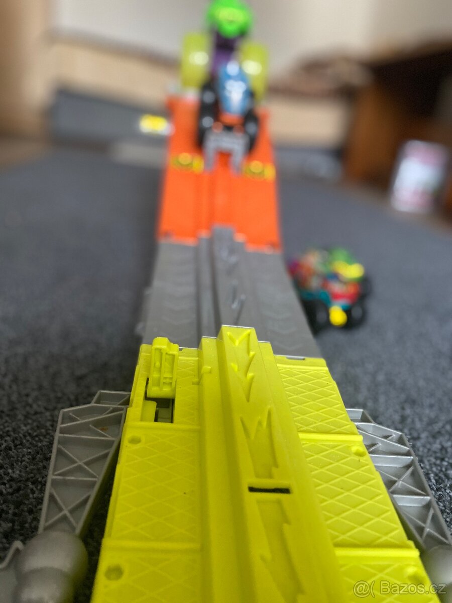 Hot Wheels - 8