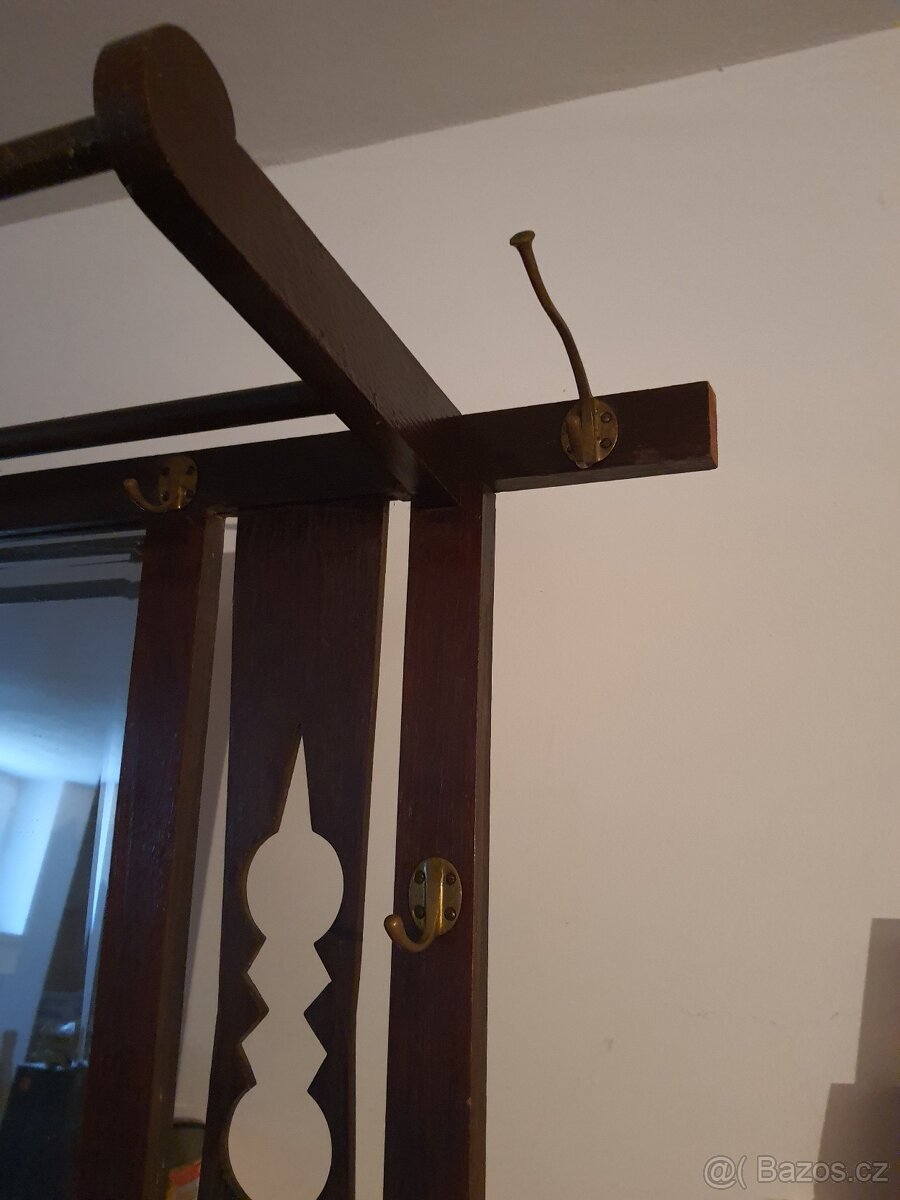 Věšák se zrcadlem - 8