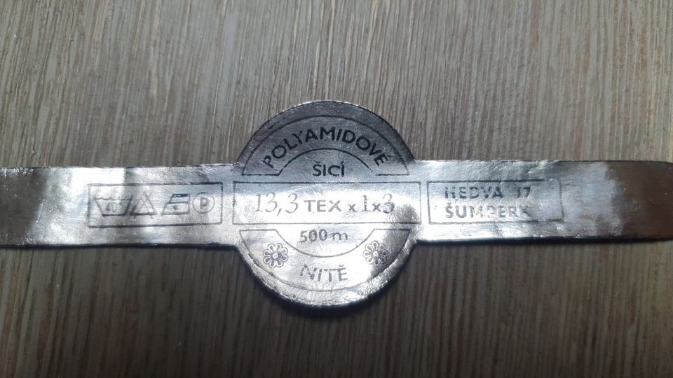 Kvalitní, pružné polyamidové nitě v návinu 500m 25 Kč - 8